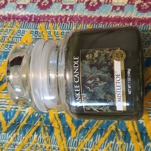 NEW Yankee Candle Jar Candle, 6oz, Green, Mistletoe scent